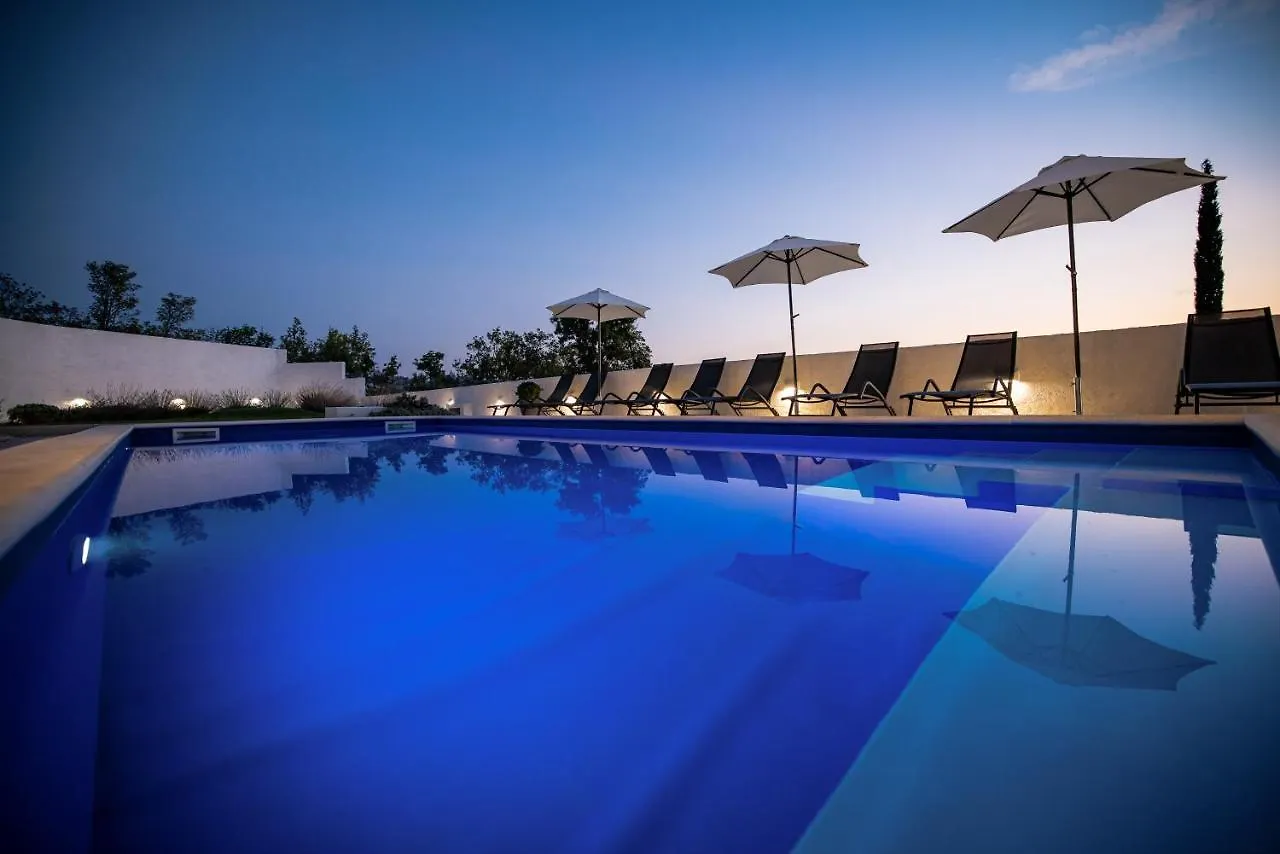 Royal Promons - Heated Pool Villa Starigrad Paklenica