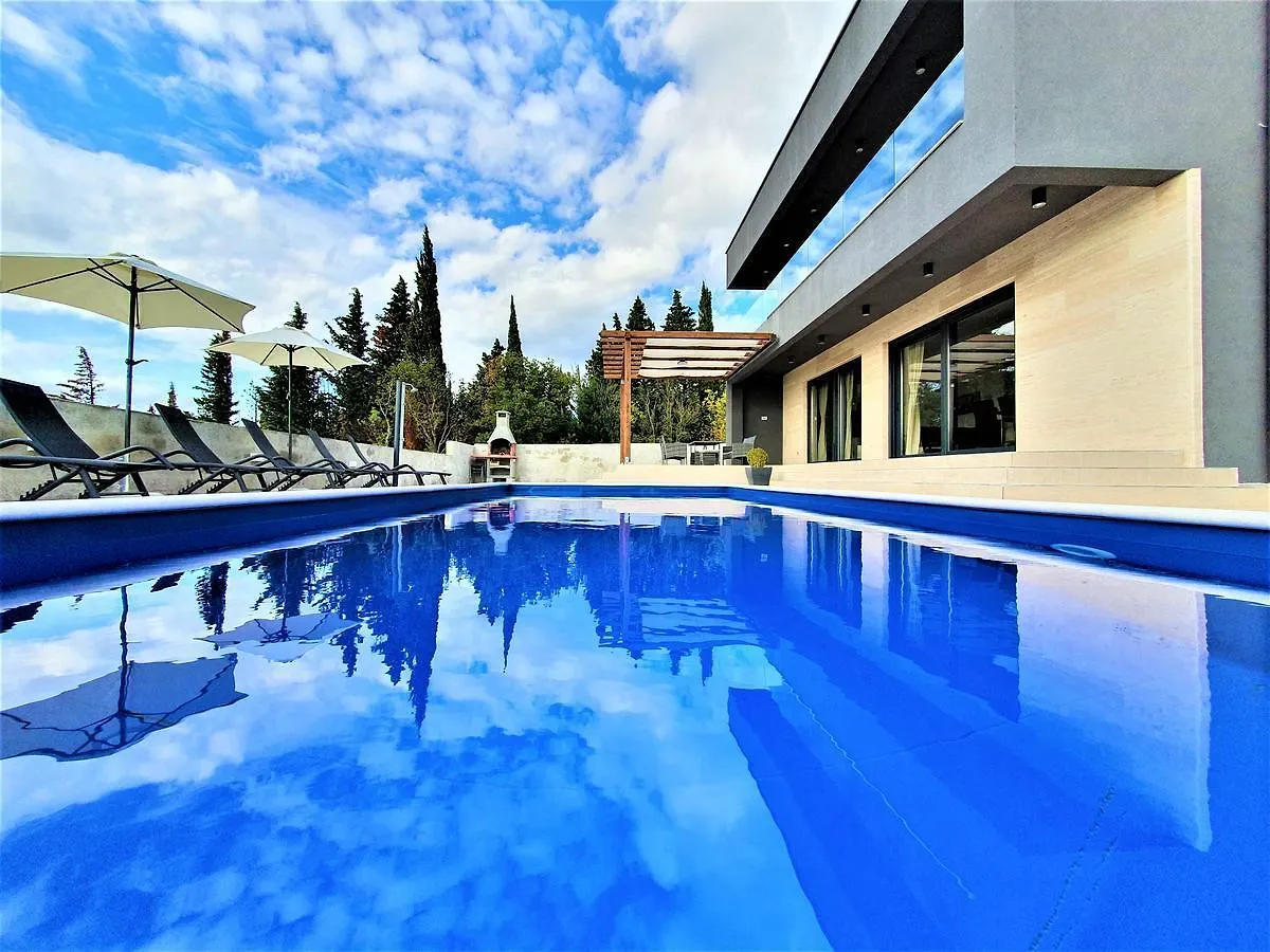 Royal Promons - Heated Pool Villa Starigrad Paklenica